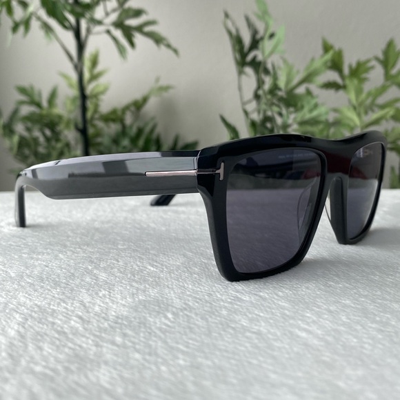 Tom Ford Alberto Polarized Square Sunglasses (TF1077N, Black/Gray) - Picture 4 of 16